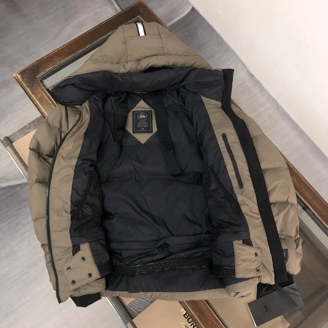 P1020 𝘾𝘼𝙉𝘼𝘿𝘼 𝙂𝙊𝙊𝙎𝙀/Canada Goose Down Jacket Bakery Couple Style 3M Reflective Black Label Parka/Junction Parka is made of CORDURA@'s super-soft EnduraLuxe fabric, which enhances the durability of easy-to-wear parts, making it lightweight and durable. 360-degree reflective strips on the hood improve visibility in low-light environments. 90 white duck down ~ There are also straps inside so that the jacket can be placed on the shoulders to free up hands. The down placket is designed with invisible snap buttons on the two-way zipper to prevent wind and keep warm. Unzipping the zipper from the bottom can increase the range of motion or improve breathability ~ Ribbed knitted cuffs increase comfort and lock in heat, and the hem has an internal drawstring to block cold wind [Wide version] A-line silhouette ➕ Bread suit tailoring design, the wide OS style can cover all body defects and also brings a sense of handsomeness! ! Color: Black Brown Size: XS S M L XL XXL
